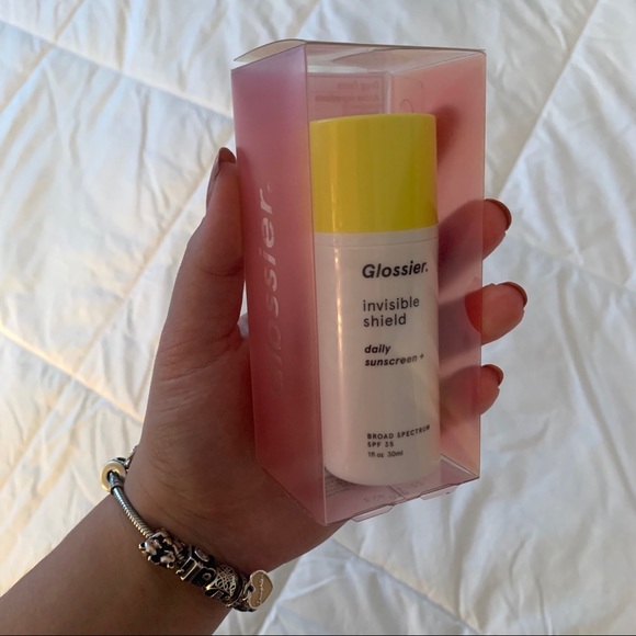 Glossier Invisible shield Sunscreen - Picture 2 of 4